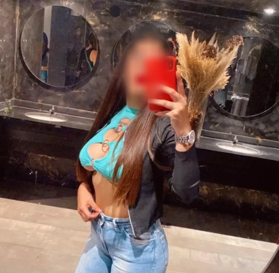 Isabel, 35