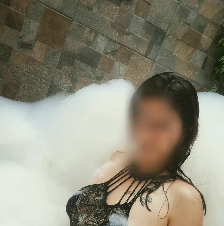 Nina, 26